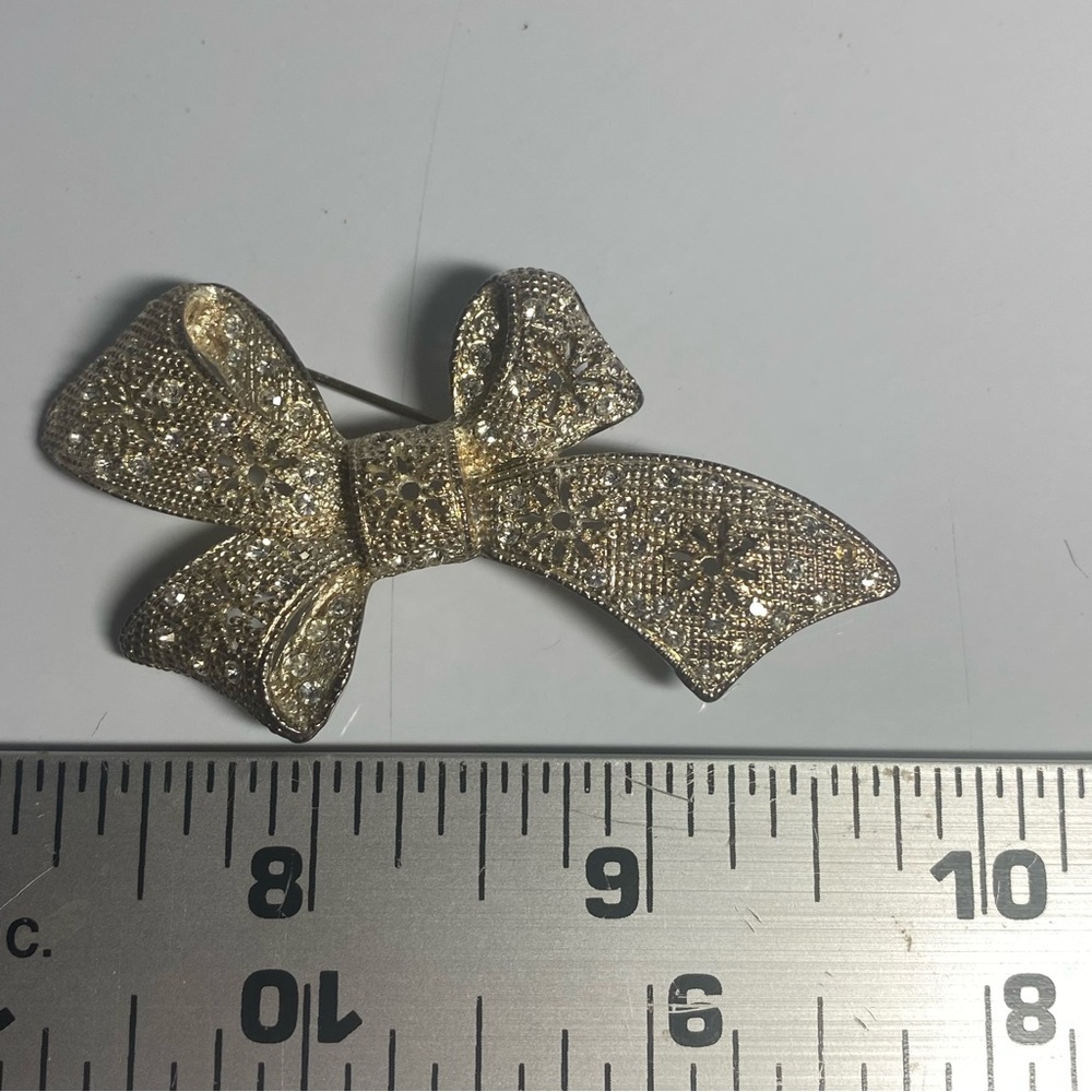 Vintage silver tone rhinestone Brooch. - Picture 2 of 6